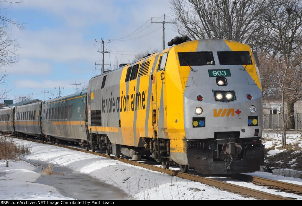 Corridor train eases east towards the station